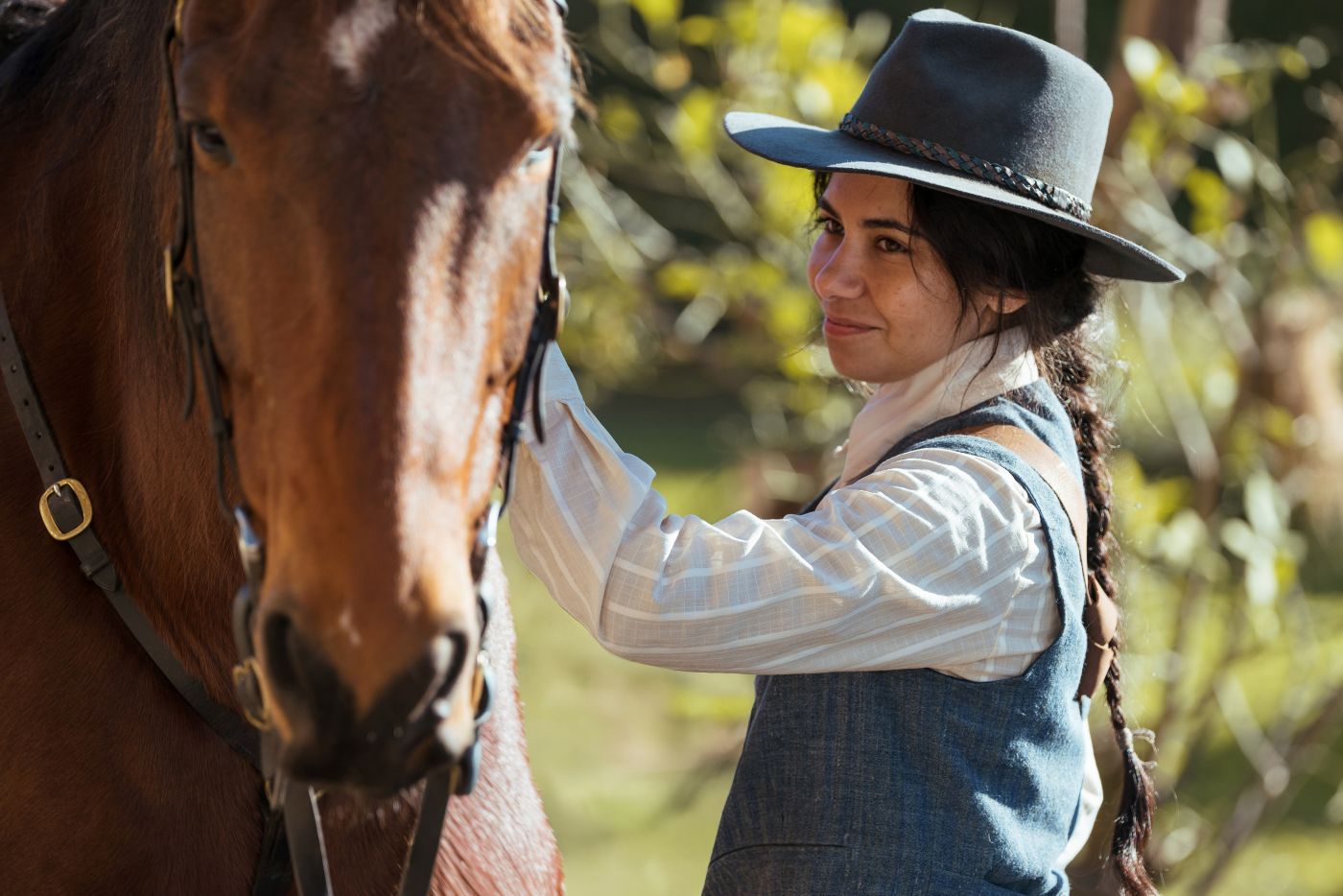 Nell stands beside the horse Beau at Caddagat in My Brilliant Career Episode 3.